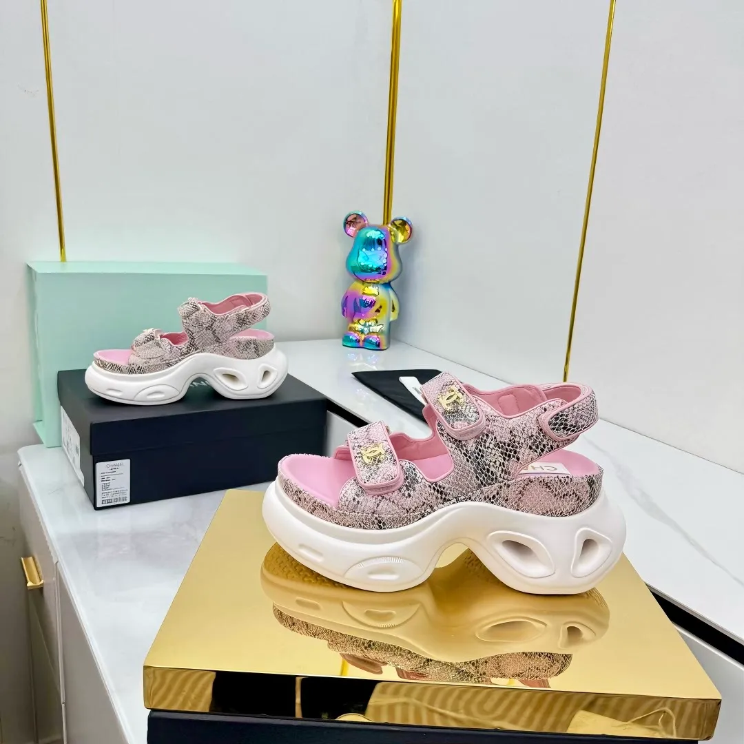 👟👟Ex-factory price 680👟👟 Top version... Chanel｜Chanel Xiaoxiang Velcro Beach Slippers Slippers Casual Beach Shoes 25ss Spring and Summer New Style! Beach shoes are a hit all over the internet! The latest model from the counter, I am still willing to buy it on my feet. It must be ranked among the most popular models. It is invincible in all seasons. Various bloggers and Internet celebrities can see the matching styles. Highly recommended. Pearlescent sheepskin upper, sheepskin lining, suede for feet. Original open-molded TPU outsole size: 35-40 (customized for 40 and 41). Full set of original packaging 👉 👉 👉 👉 👉